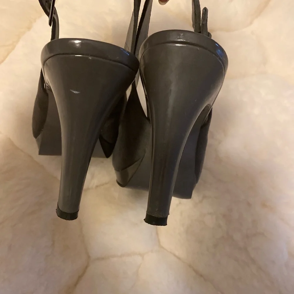 TAHARI Si Senor Elephant Grey Slingback Pumps - Picture 3 of 12